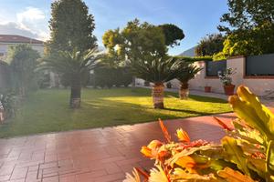 Villa in posizione centrale vicino al mare