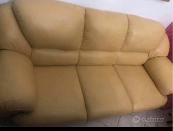 Divano giallo ocra