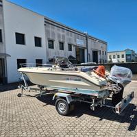 Barca a motore con carrello