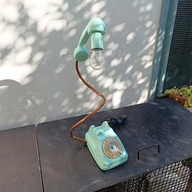 lampada ricavata da vecchio telefono 