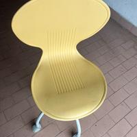 Sedia per bambina/o con rotelle con leva x alzata