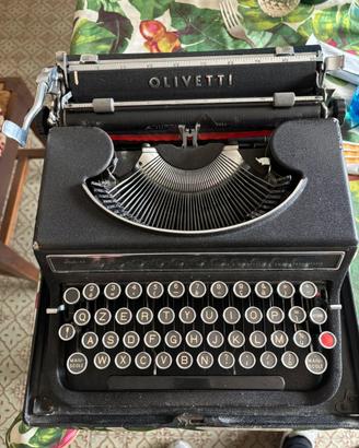 Macchina da scrivere Olivetti da collezione