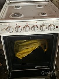 Piano cottura con forno, +3 mobili uno con lavello