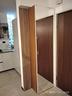 armadio-entrata-con-specchio-e-listelli-in-rovere