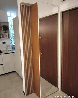 armadio entrata con specchio e listelli in rovere