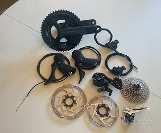 Shimano 105 gruppo + attacco, manubrio e pedali