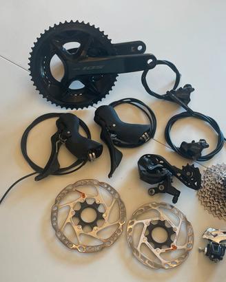 Shimano 105 gruppo + attacco, manubrio e pedali