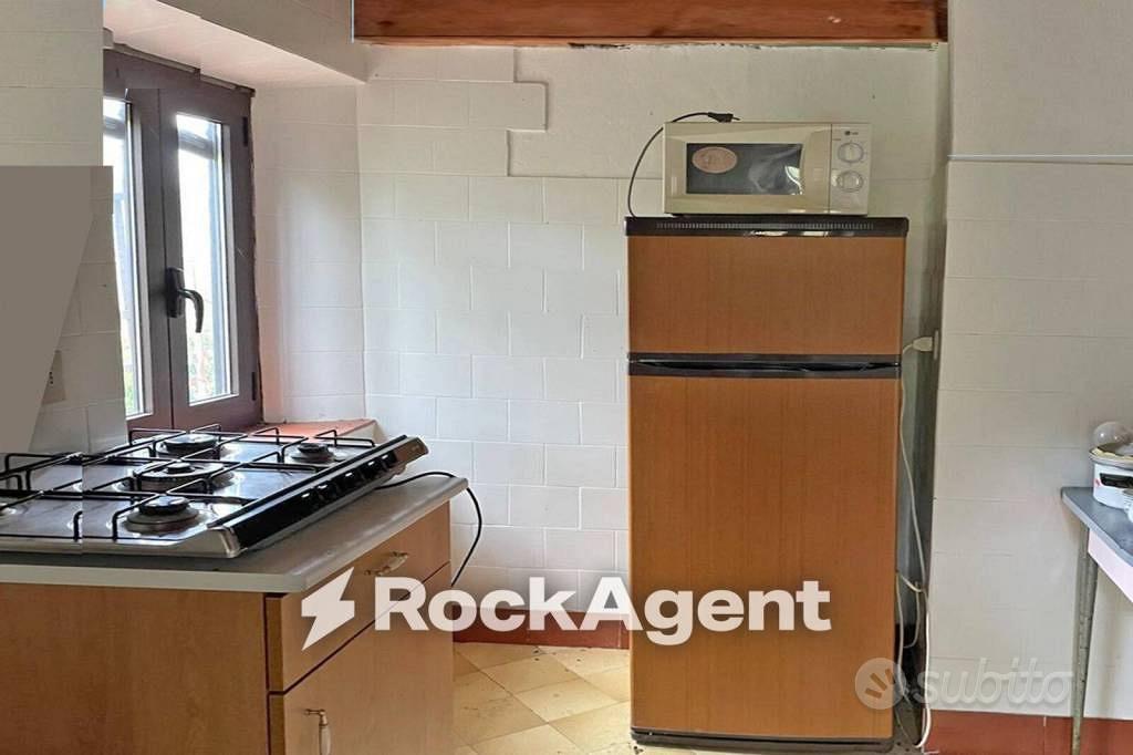 Rustico / Casale di 300 m² con più di 5 locali a L - Vista 5