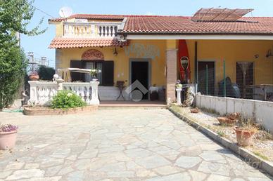 VILLA A SCHIERA D'ANGOLO A AGROPOLI