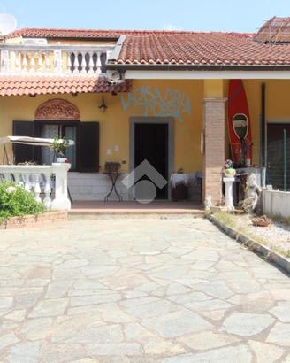 VILLA A SCHIERA D'ANGOLO A AGROPOLI