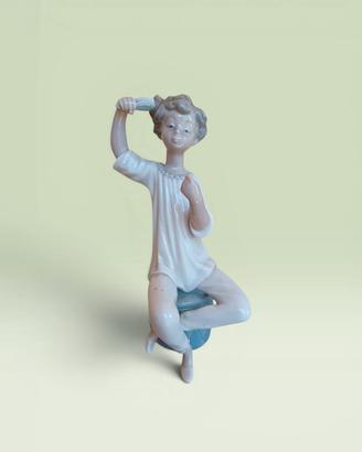 Statuina Lladró in Porcellana - Ragazza su Pouf

