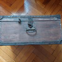 BAULE in legno con profili in ferro battuto