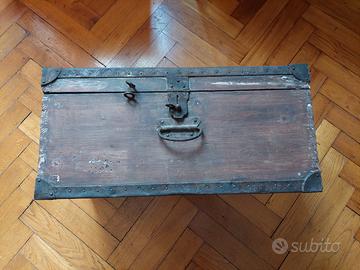 BAULE in legno con profili in ferro battuto