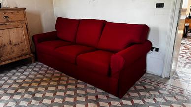 Divano tre posti in tessuto rosso