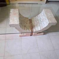 Tavolino di pietra con vetro in cristallo