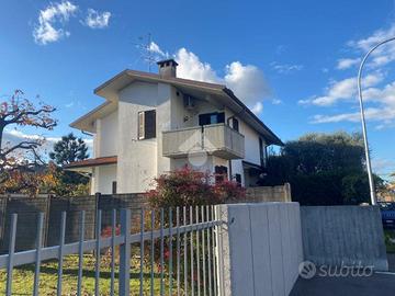 PORZIONE DI BIFAMILIARE A PARABIAGO