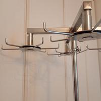 attaccapanni con ruote in acciao design. 