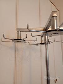 attaccapanni con ruote in acciao design. 