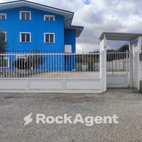 LOCALE COMMERCIALE CON AREA ESTERNA