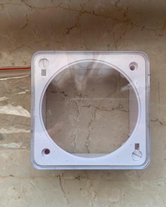 Placche di plastica per circuiti e interruttori