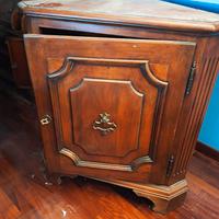 Mobile angolare in legno massiccio 