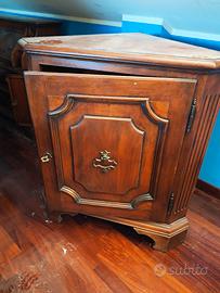 Mobile angolare in legno massiccio 
