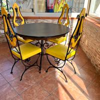 Tavolo con sedie vintage