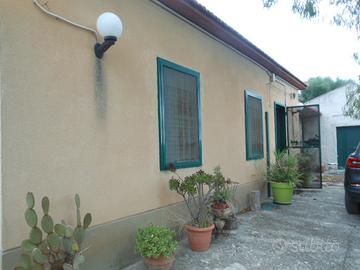 Casetta con terreno c.da Canicassè