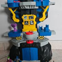 Batcaverna con personaggi e accessori