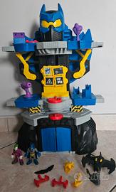 Batcaverna con personaggi e accessori