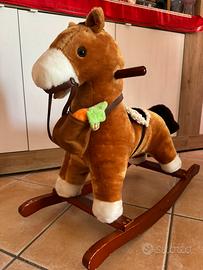 Cavallo a dondolo con carota magnetica