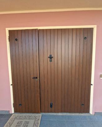 Porta basculante in legno