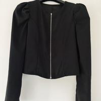 Giacca nera con maniche a sbuffo