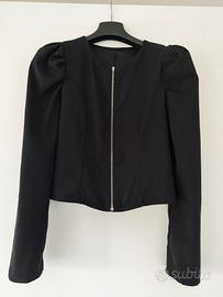 Giacca nera con maniche a sbuffo