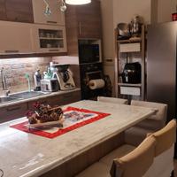 Cucina compreso elettrodomestici e sedie