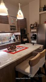 Cucina compreso elettrodomestici e sedie