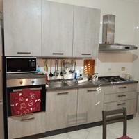 Cucina con elettrodomestici