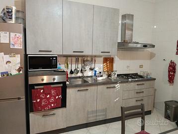 Cucina con elettrodomestici