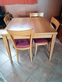 Tavolo con sedie 