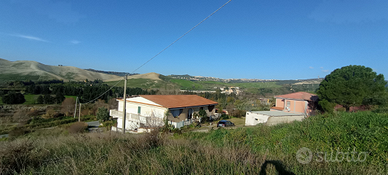 Intero stabile + terreno