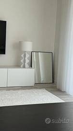 specchio con cornice in metallo