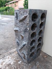 Portabottiglie scultoreo in pietra fossile
