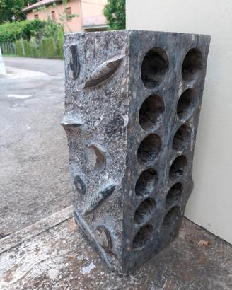 Portabottiglie scultoreo in pietra fossile