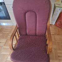 Sedia dondolo in legno con cuscini vintage