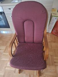 Sedia dondolo in legno con cuscini vintage