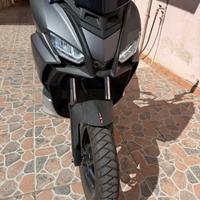 Aprilia SR 125 GT con soli 1000km VERI! casco JET