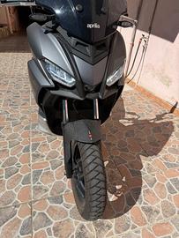 Aprilia SR 125 GT con soli 1000km VERI! casco JET