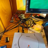 Sony PlayStation 1 due controller, 3 Memory Stick,