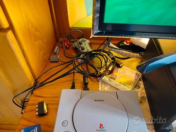 Sony PlayStation 1 due controller, 3 Memory Stick,