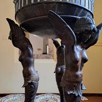 tripode per fioriera in bronzo
